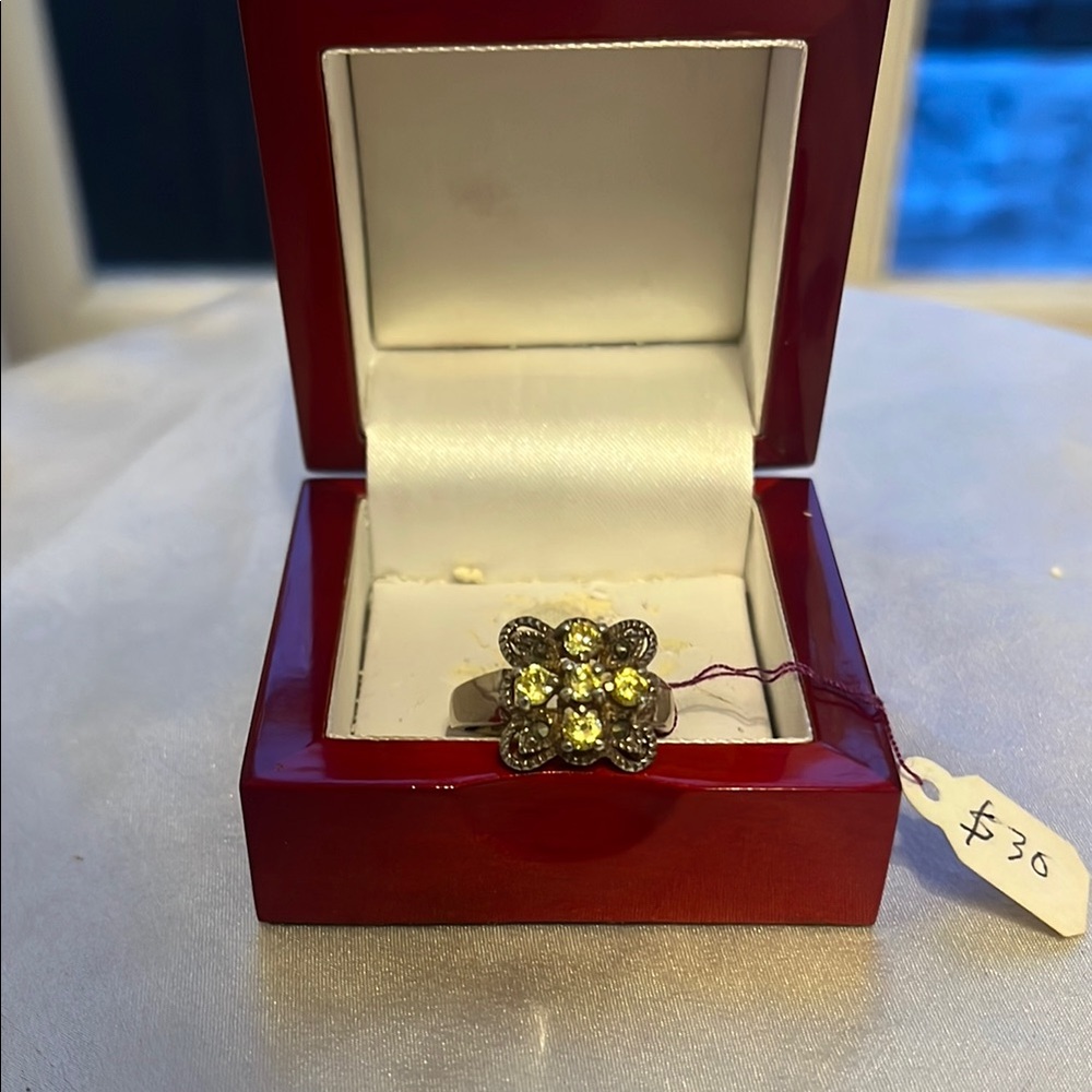 Elegant Silver Floral Ring